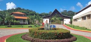 a garden in front of a building at Flat no Club Meridional de Carneiros - Bloco 4-2PP in Tamandaré
