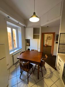 Una cocina y un comedor con mesa y sillas de madera. en Casa Mia Trastevere, en Roma