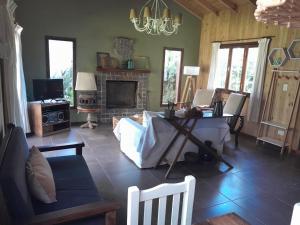 Una sala de estar con un sofá y una chimenea. en Cabaña Sueca, en Mar del Plata