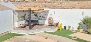 an aerial view of a house with a deck at Dar Dalloula maison de vacances espace detente in Shanīnī