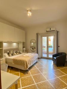 Un dormitorio con una cama y una puerta a un patio. en Ripa di Trastevere, en Roma