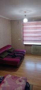 クタイシにあるსაუკეთესო ადგილმდებარეობაのベッド2台、ブラインド付きの窓が備わる客室です。