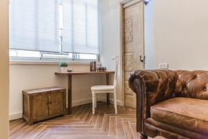 un salon avec un canapé et une table dans l'établissement Luxury boutique apartment in best location, à Tel Aviv