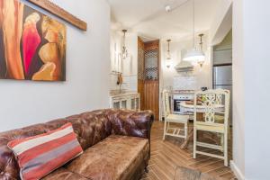 un salon avec un canapé en cuir et une table dans l'établissement Luxury boutique apartment in best location, à Tel Aviv
