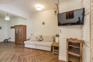 un salon avec un canapé et une télévision à écran plat dans l'établissement Luxury boutique apartment in best location, à Tel Aviv