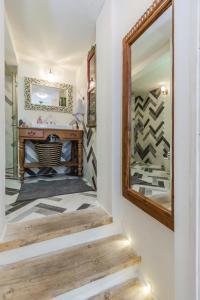 La salle de bains est pourvue d'un miroir et d'une douche à l'italienne. dans l'établissement Luxury boutique apartment in best location, à Tel Aviv