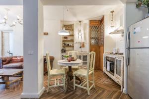 une cuisine et un salon avec une table et des chaises dans l'établissement Luxury boutique apartment in best location, à Tel Aviv 13 autres photos