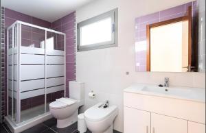 El GuinchoにあるApartamento Rolycar 102のトイレ、洗面台、鏡のあるバスルーム