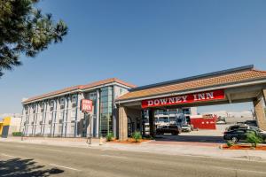 een county line-winkel op de hoek van een straat bij Downey Inn in Downey