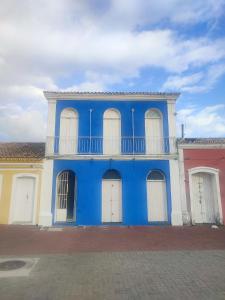 ポルト・セグロにあるColonial Houseの白いドアとバルコニー付きの青い建物 +11枚の写真