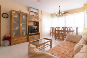 ein Wohnzimmer mit Sofa und Tisch in der Unterkunft Apartamentos Marblau Varios 1, 2 y 3 dormitorios - Julio y Agosto SOLO FAMILIAS in Playa de Gandia