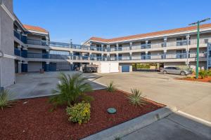 ein Parkplatz vor einem großen Gebäude in der Unterkunft Downey Inn in Downey