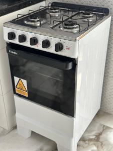 een keuken met een witte kookplaat bij Estadia no Caiçara com Praia a 150m! in Vila Balneária