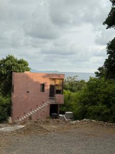 un edificio sentado al lado de una carretera en El Nido, Riad San Cristobal, en Troncones