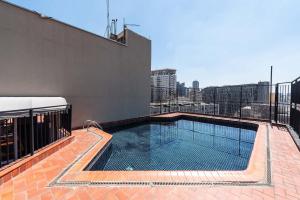 una piscina en la azotea de un edificio en Center Tower, en São Paulo