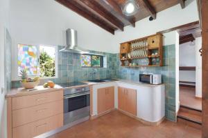 eine Küche mit Spüle und Herd oberen Backofen in der Unterkunft Finca Pisaverde, a peaceful haven between the sea and Teide in El Pris