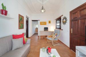 ein Wohnzimmer mit Sofa und Tisch in der Unterkunft Finca Pisaverde, a peaceful haven between the sea and Teide in El Pris