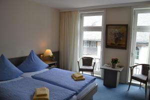 A bed or beds in a room at Hotel Garni Kaiserpfalz