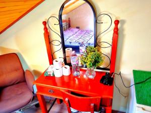 tocador rojo con espejo y silla roja en Small City Suits, en Varna