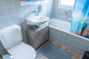 ベーニゲンにあるApartment Koseligの白いトイレと洗面台のあるバスルーム