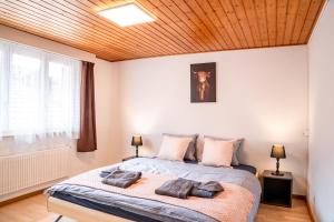 ベーニゲンにあるApartment Koseligの枕が置かれたベッドのある寝室 +4枚の写真