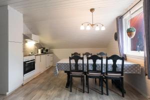 a dining room with a table and chairs in a kitchen at Skottneset Feriesenter in Barmen