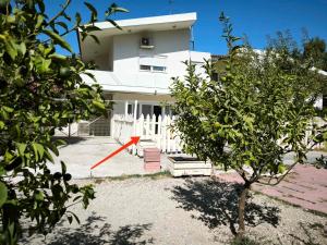 a white house with a red arrow in front of it at Costelia Studio in Ialysos