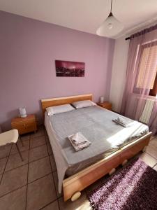 a bedroom with a bed in a room at B&B Pokerdassi in Leonforte