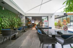 Ruang duduk di Diamond Condo Resort 1 Bedroom Bangtao