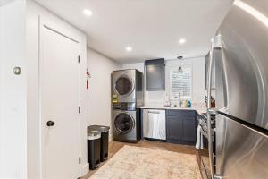una cocina con frigorífico y fregadero en Village Green 9F, en Stowe