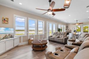 una sala de estar con un sofá y una mesa en Inlet Bliss, en Murrells Inlet