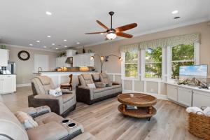una sala de estar con un sofá y una mesa en Inlet Bliss, en Murrells Inlet