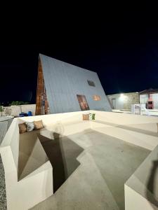 a large building at night with a building at Chalé da Serra in Araruna