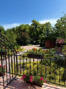 a wrought iron fence with flowers in a garden at Dom w centrum Tucholi in Tuchola +29 photos
