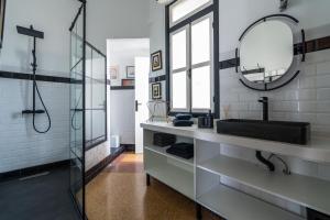 Koupelna v ubytování Assayag Art Deco - 1930 + 12 fotografií