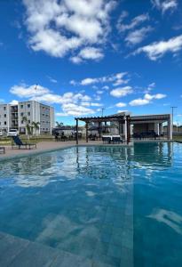 een groot zwembad met een blauwe lucht bij Apartamento moderno e aconchegante in Juazeiro do Norte