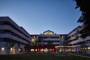 een groot gebouw met een binnenplaats ervoor bij Thermal Hotel Balance Lenti in Lenti