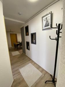 a room with a white wall with a tripod at Apartment Q im Zentrum von Königsbronn in Königsbronn