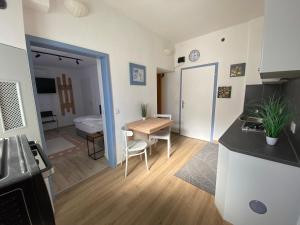 a kitchen and dining room with a table in a room at Apartment Q im Zentrum von Königsbronn in Königsbronn