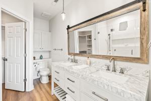 Koupelna v ubytování New Listing! Moorings 510 - Yacht View Serenity! + 28 fotografií