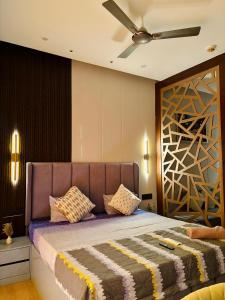 a bedroom with a bed and a ceiling fan at Vaelora Stay Modern & Cozy Studio Apartment in Ghaziabad