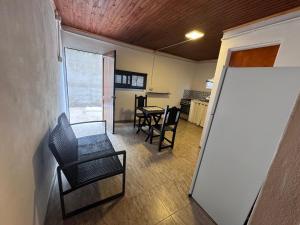 Habitación con sillas, mesa y pizarra en Dulces sueños, en Presidencia Roque Sáenz Peña