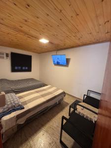 Un dormitorio con dos camas y un televisor de pantalla plana. en Dulces sueños, en Presidencia Roque Sáenz Peña