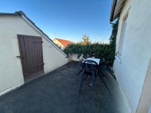 a chair sitting in an alley next to a building at Logement Salbris sologne in Salbris