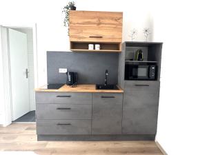 ビーレフェルトにあるModern studio for 2 - Central I Parking I WiFiのシンクと電子レンジ付きのキッチン