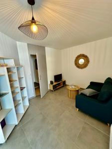 un soggiorno con un divano e un tavolo di Large central 2 bedroom, ideal for family or pro stay a Marigot