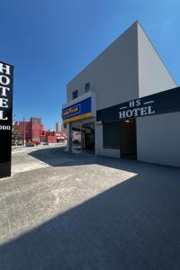 a building with a its hotel sign on it at Hs Hotel Morumbi in Sao Paulo +16 photos