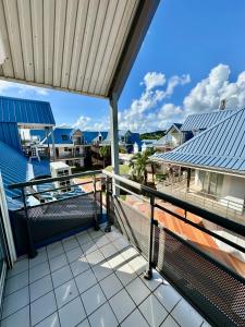 un balcone con vista sull'oceano di Large central 2 bedroom, ideal for family or pro stay a Marigot