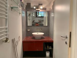 a bathroom with a sink and a mirror at Ostia Antica Country Garden Villetta in Ostia Antica +25 photos