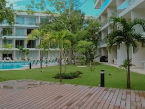 Hồ bơi trong/gần Stylish Playacar Condo with Balcony & Pool +18 ảnh